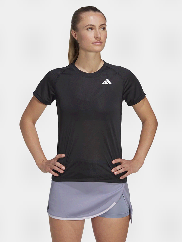 La T-shirt ADIDAS CLUB TEE LADY è un modello antiumidità progettato per il tennis grazie alla tecnologia AEROREADY. La vestibilità regolare e il rinforzo in tessuto extra sotto le braccia offrono magg... 